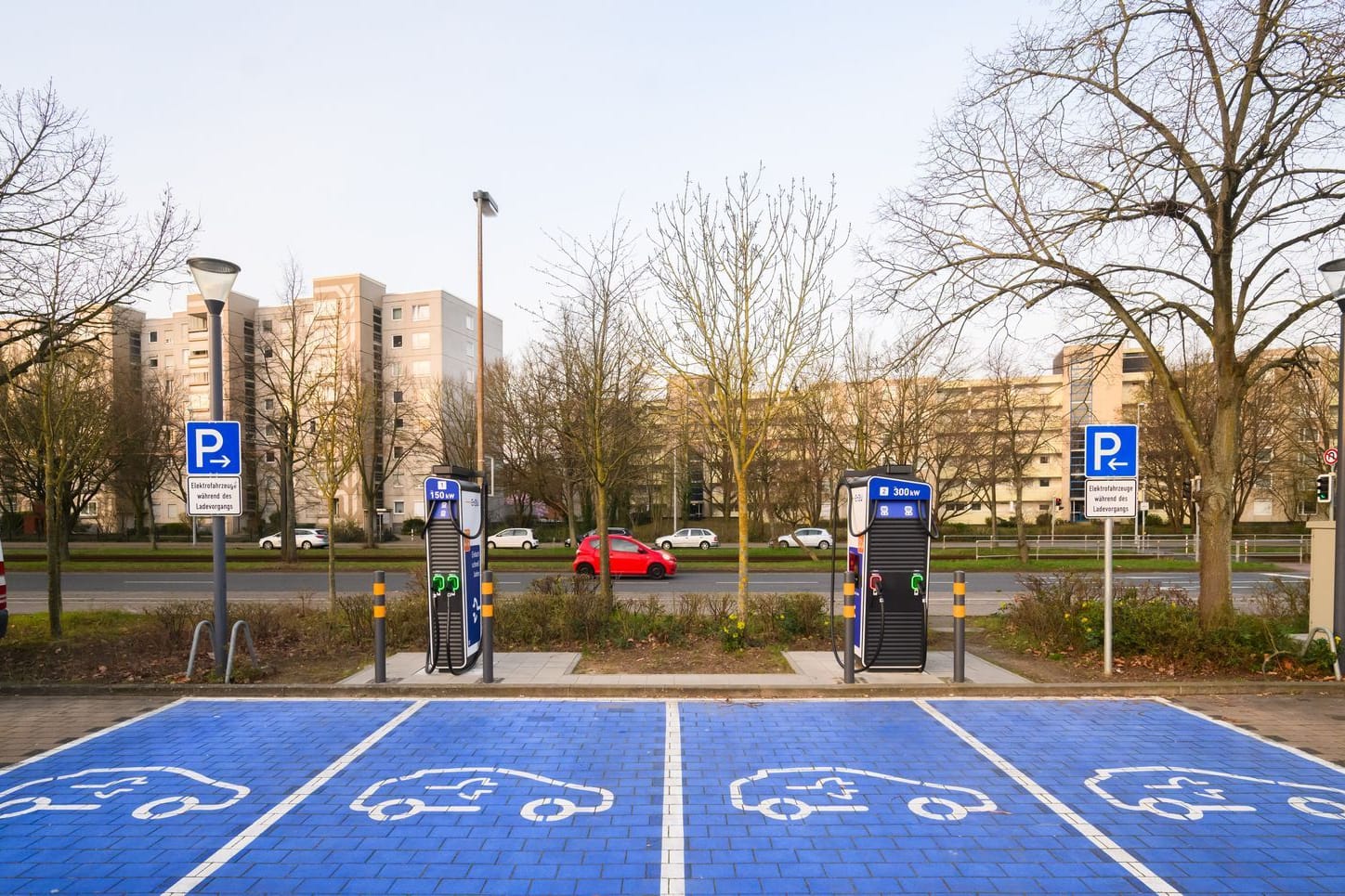 Leere Parkplätze für Elektroautos