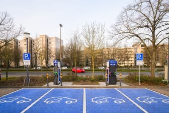 Leere Parkplätze für Elektroautos