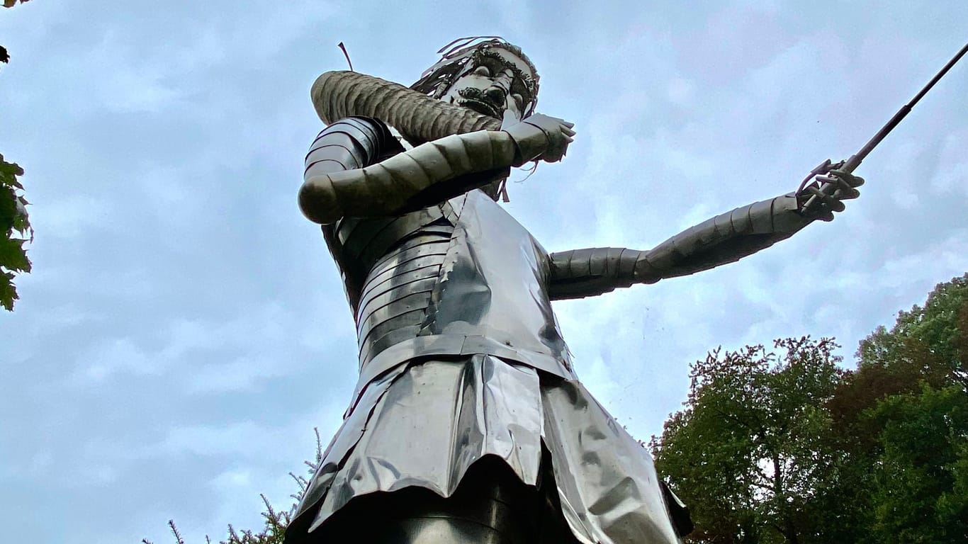 Eine Statue am Eingang des Örtchens Eiserfey: Noch heute erinnert eine Skulptur an den bösen Riesen.