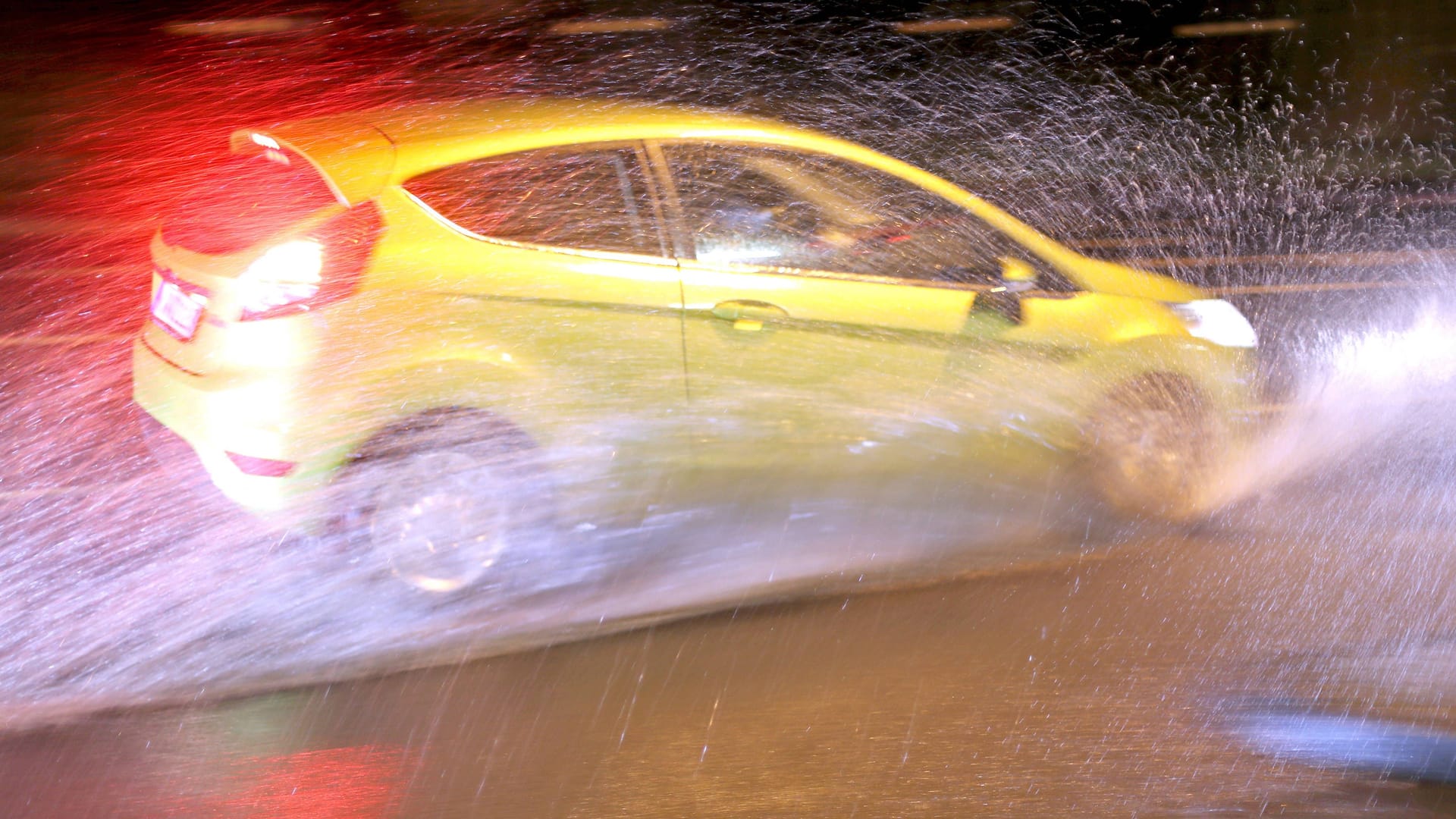 Auto während eines Starkregens (Symbolfoto): Der Wetterdienst warnt vor dem Dresdner Wetter am Freitagmorgen.