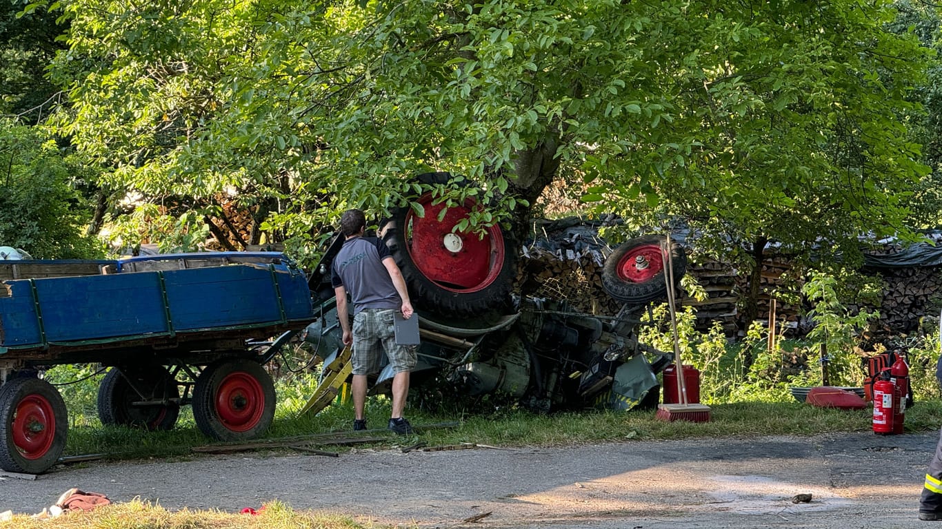 Der verunfallte Traktor landete auf dem Dach: Die Staatsanwaltschaft beorderte einen Gutachter zur Unfallstelle.