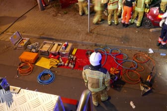 Die Feuerwehr befreite den Fahrer mit schwerem Gerät aus dem Auto.