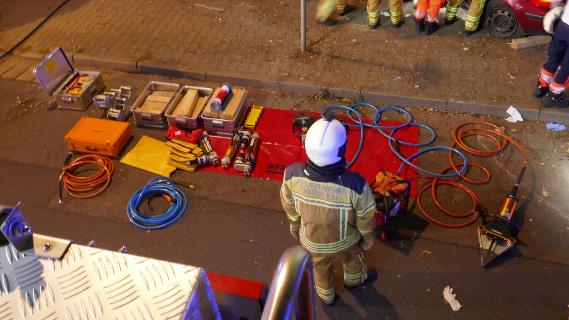 Die Feuerwehr befreite den Fahrer mit schwerem Gerät aus dem Auto.