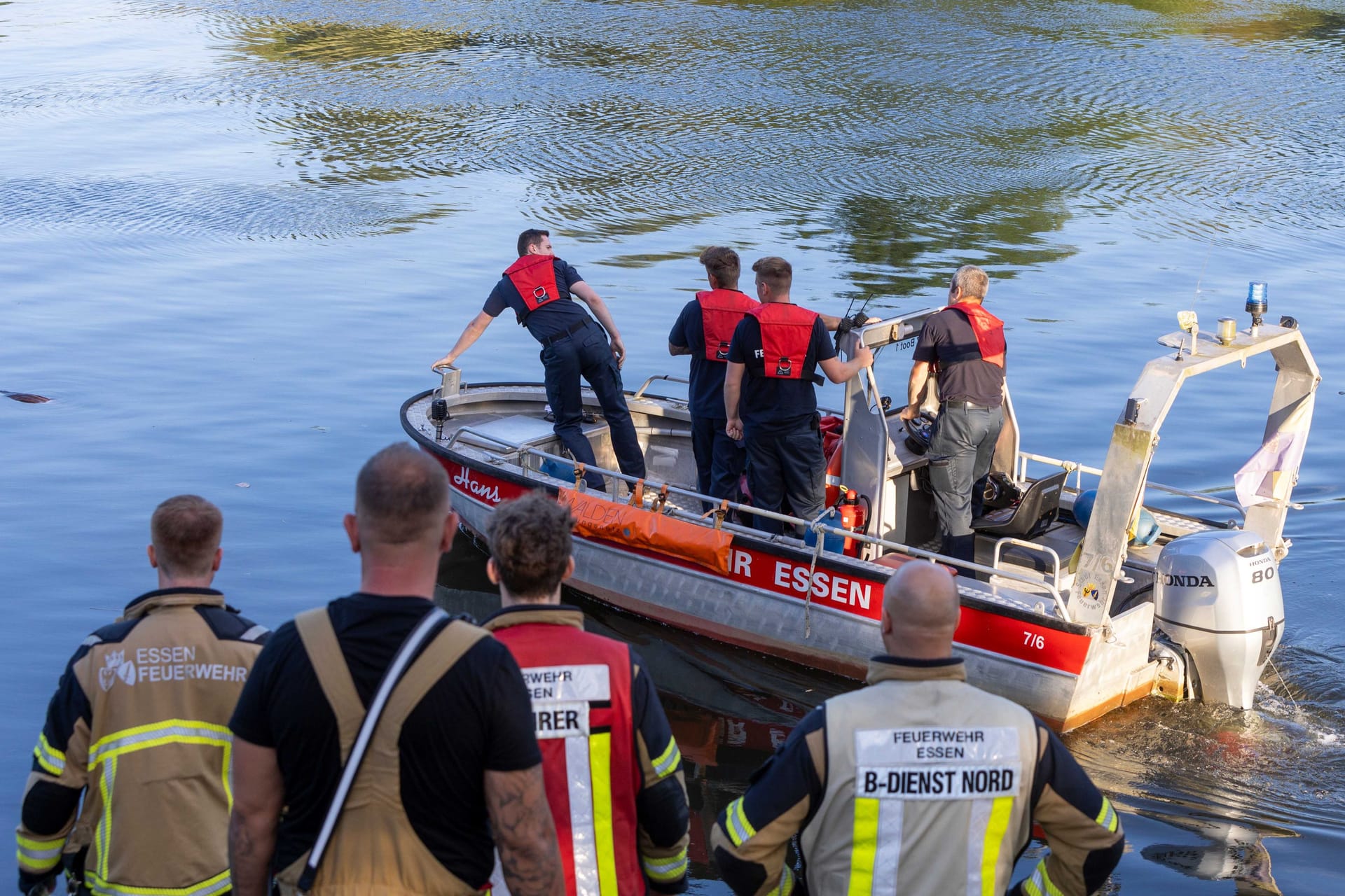 Rettungskräfte auf der Suche nach dem 42-Jährigen in der Ruhr.