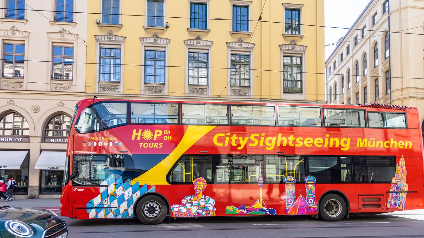 Ein Sightseeing-Bus fährt über die Maximilianstraße (Archivbild): Im europaweiten Vergleich sind die Preise in München gar nicht so hoch.