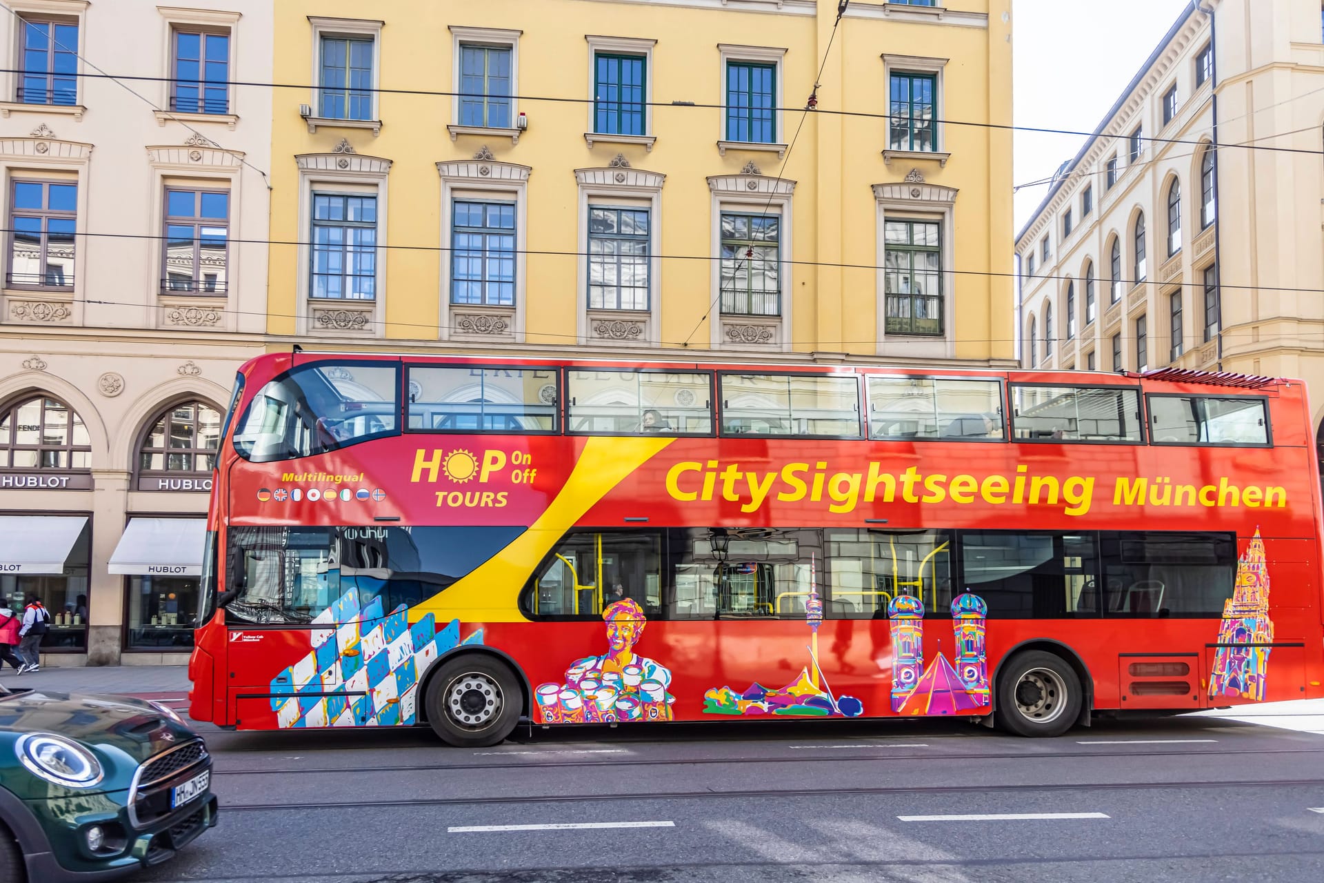 Ein Sightseeing-Bus fährt über die Maximilianstraße (Archivbild): Im europaweiten Vergleich sind die Preise in München gar nicht so hoch.