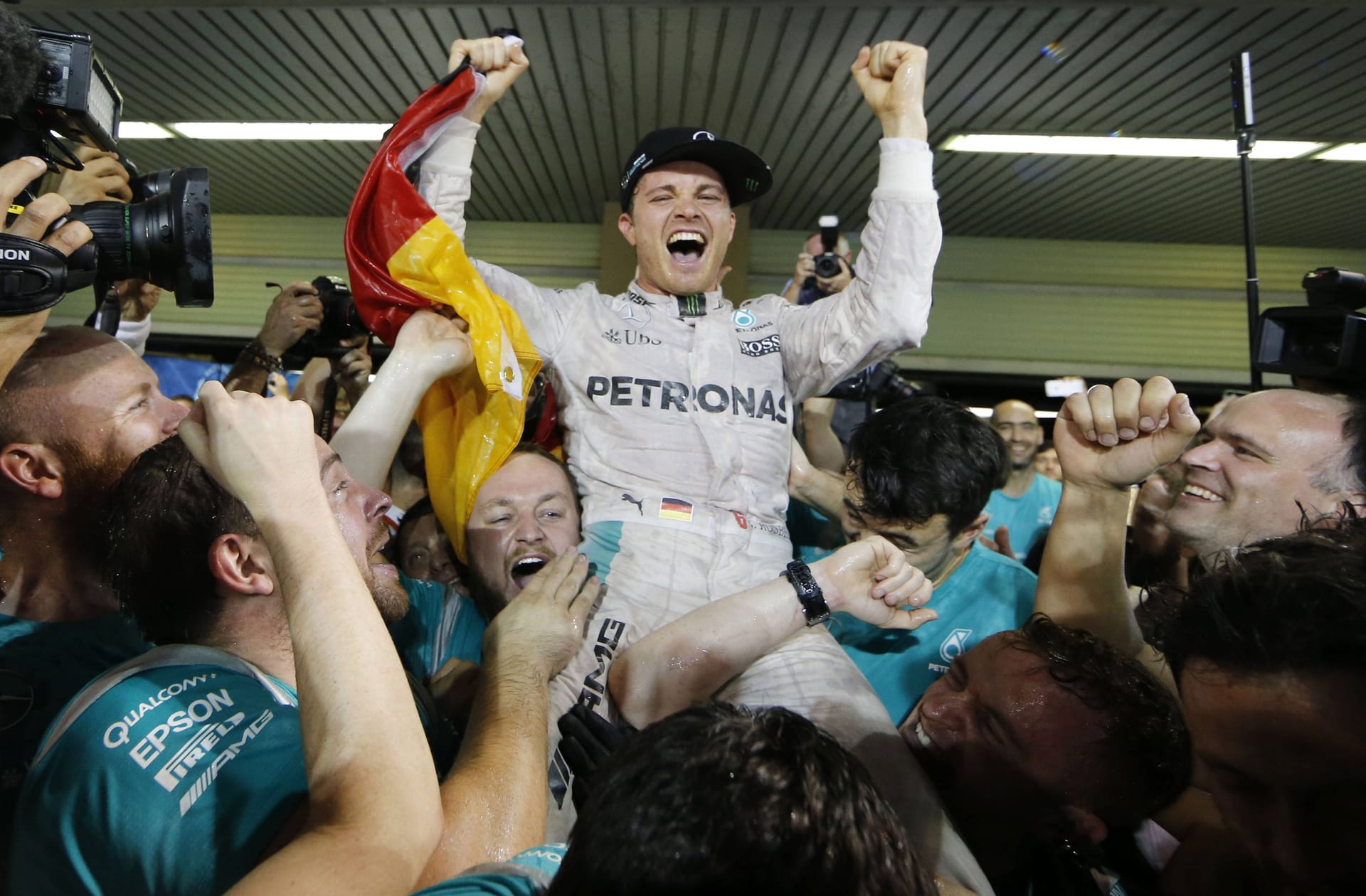 Karriere-Höhe- und -Schlusspunkt: Nico Rosberg lässt sich 2016 in der Mercedes-Box für seinen WM-Titel feiern.