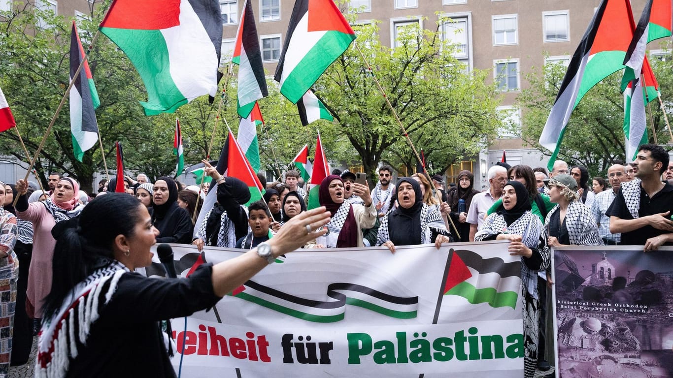 Menschen demonstrieren mit Fahnen und einem Banner mit der Aufschrift "Freiheit für Palästina": Bei der Versammlung kam es zu 18 vorläufigen Festnahmen.