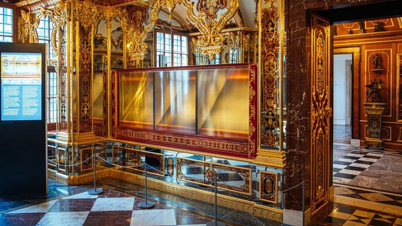 Die ausgeraubte Vitrine im Juwelenzimmer des Historischen Grünen Gewölbes im Residenzschloss in Dresden. Aus Sachsens Schatzkammermuseum Grünes Gewölbe werden kostbare historische Juwelen gestohlen. Der Einbruch macht auch international Schlagzeilen - ebenso wie die Jagd nach den Tätern.