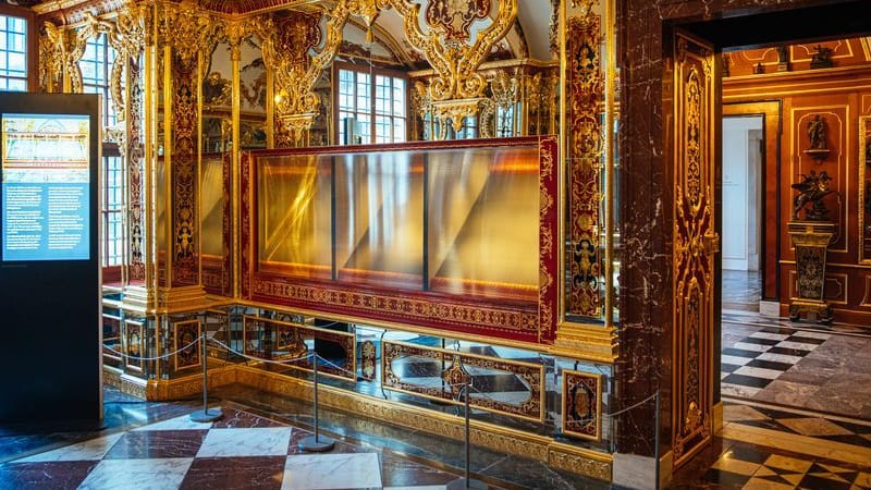 Die ausgeraubte Vitrine im Juwelenzimmer des Historischen Grünen Gewölbes im Residenzschloss in Dresden. Aus Sachsens Schatzkammermuseum Grünes Gewölbe werden kostbare historische Juwelen gestohlen. Der Einbruch macht auch international Schlagzeilen - ebenso wie die Jagd nach den Tätern.