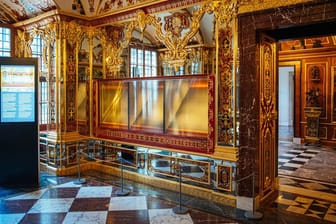 Die ausgeraubte Vitrine im Juwelenzimmer des Historischen Grünen Gewölbes im Residenzschloss in Dresden. Aus Sachsens Schatzkammermuseum Grünes Gewölbe werden kostbare historische Juwelen gestohlen. Der Einbruch macht auch international Schlagzeilen - ebenso wie die Jagd nach den Tätern.