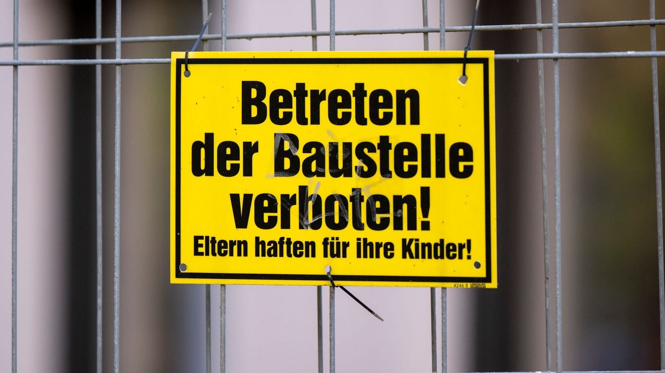 Ein Schild mit der Aufschrift „Eltern haften für ihre Kinder!“