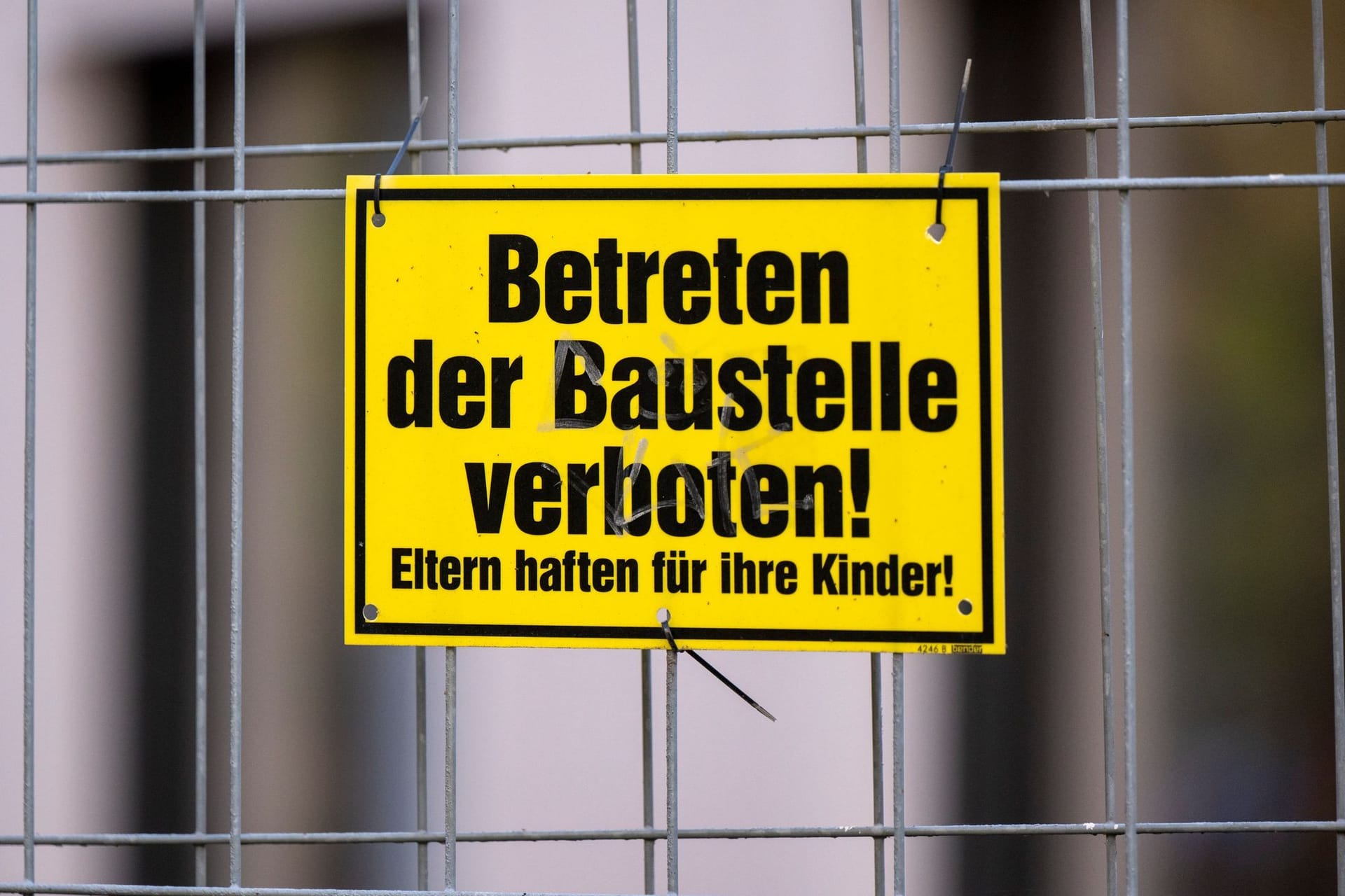 Ein Schild mit der Aufschrift „Eltern haften für ihre Kinder!“ Ein Schild mit der Aufschrift „Eltern haften für ihre Kinder!“