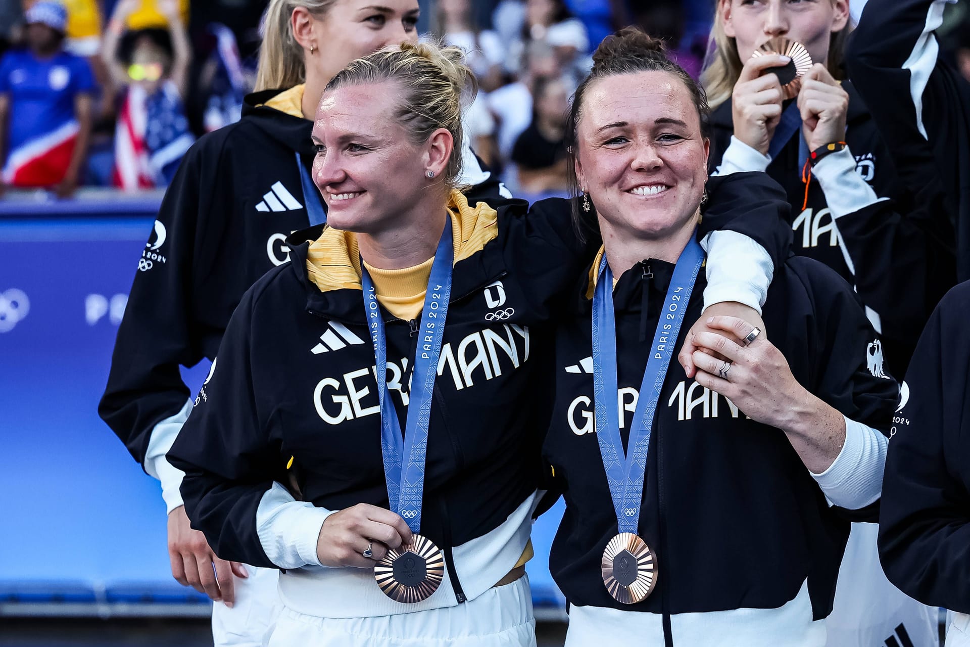 Alexandra Popp und Marina Hegering (r.): Sie besiegten Weltmeister Spanien (1:0) und holten Bronze im Fußball.