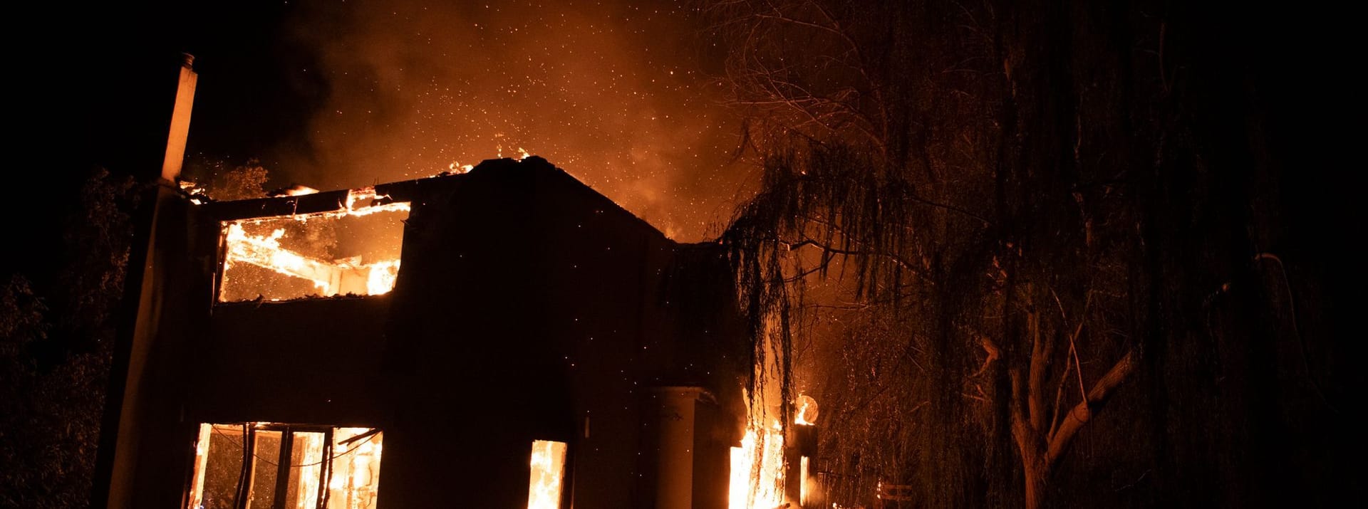 Ein Haus brennt während eines Waldbrandes im Dorf Varnava, nördlich von Athen.