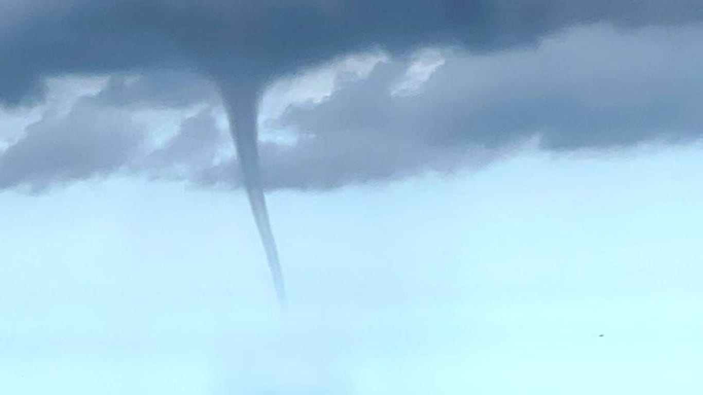 Das von einem Fischerboot aufgenommene Foto zeigt einen mutmaßlichen Tornado vor der Nordseeinsel Borkum.