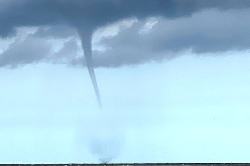 Das von einem Fischerboot aufgenommene Foto zeigt einen mutmaßlichen Tornado vor der Nordseeinsel Borkum.