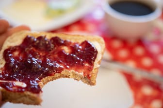 Marmeladentoast (Symbolbild): Das Koffein solle anders als bei Kaffee wirken, versprechen die Erfinder.