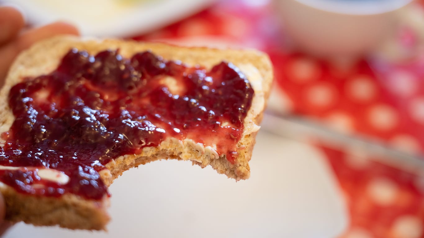 Marmeladentoast (Symbolbild): Das Koffein solle anders als bei Kaffee wirken, versprechen die Erfinder.