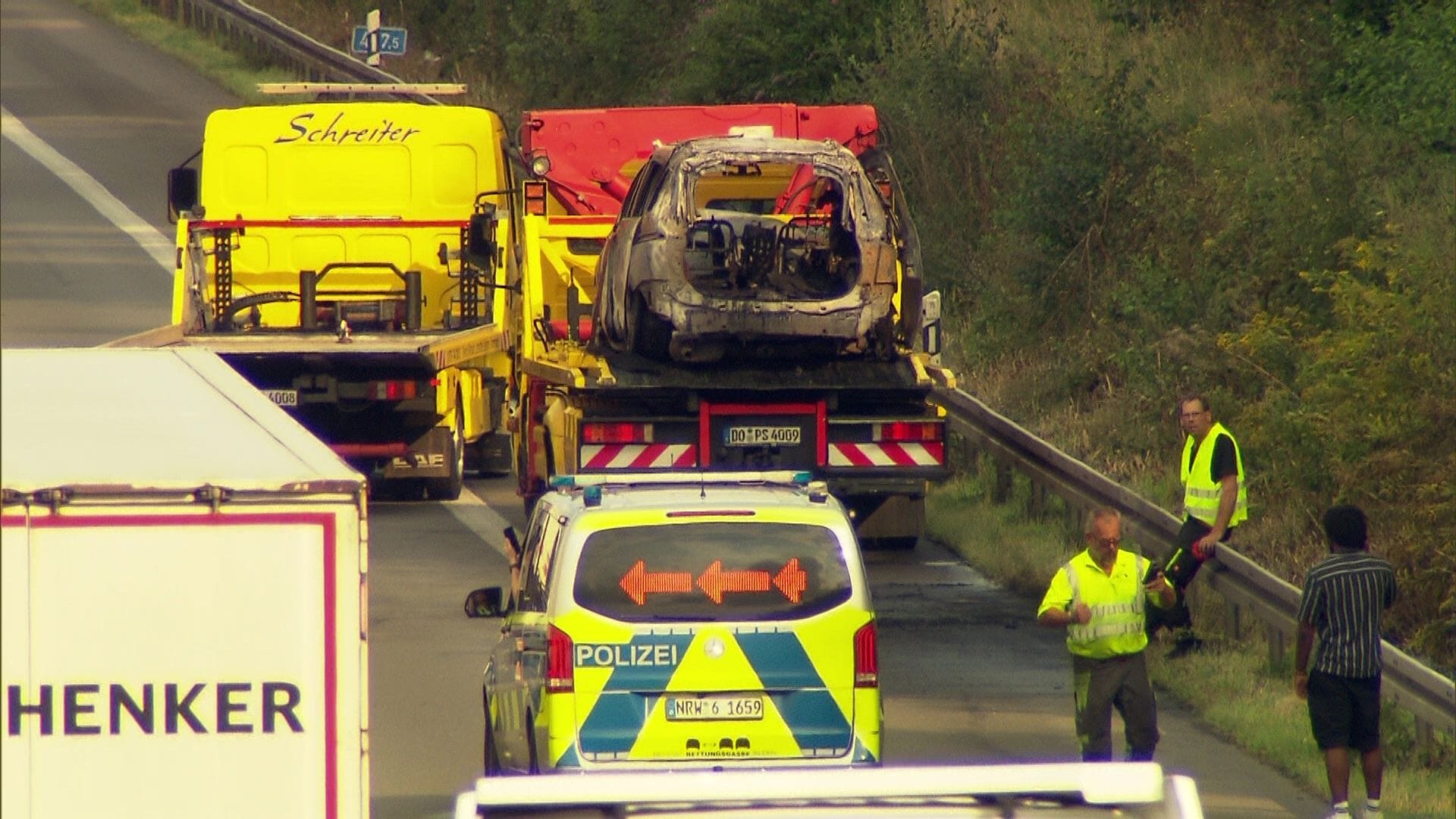 Abschlepp-Einsatz auf der A2: Der Wagen ist komplett ausgebrannt.