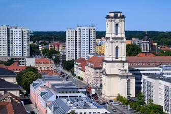 ARCHIV - 30.07.2024, Brandenburg, Potsdam: Der zum Großteil wiederaufgebaute Turm der Garnisonkirche Potsdam mit Kappelle, Ausstellung, Bildungsräumen und einer Aussichtsplattform soll bald für Besucher zugänglich sein