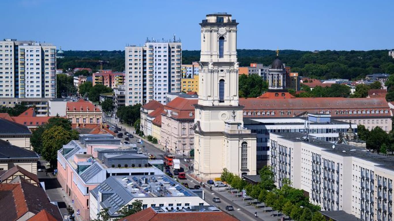 ARCHIV - 30.07.2024, Brandenburg, Potsdam: Der zum Großteil wiederaufgebaute Turm der Garnisonkirche Potsdam mit Kappelle, Ausstellung, Bildungsräumen und einer Aussichtsplattform soll bald für Besucher zugänglich sein