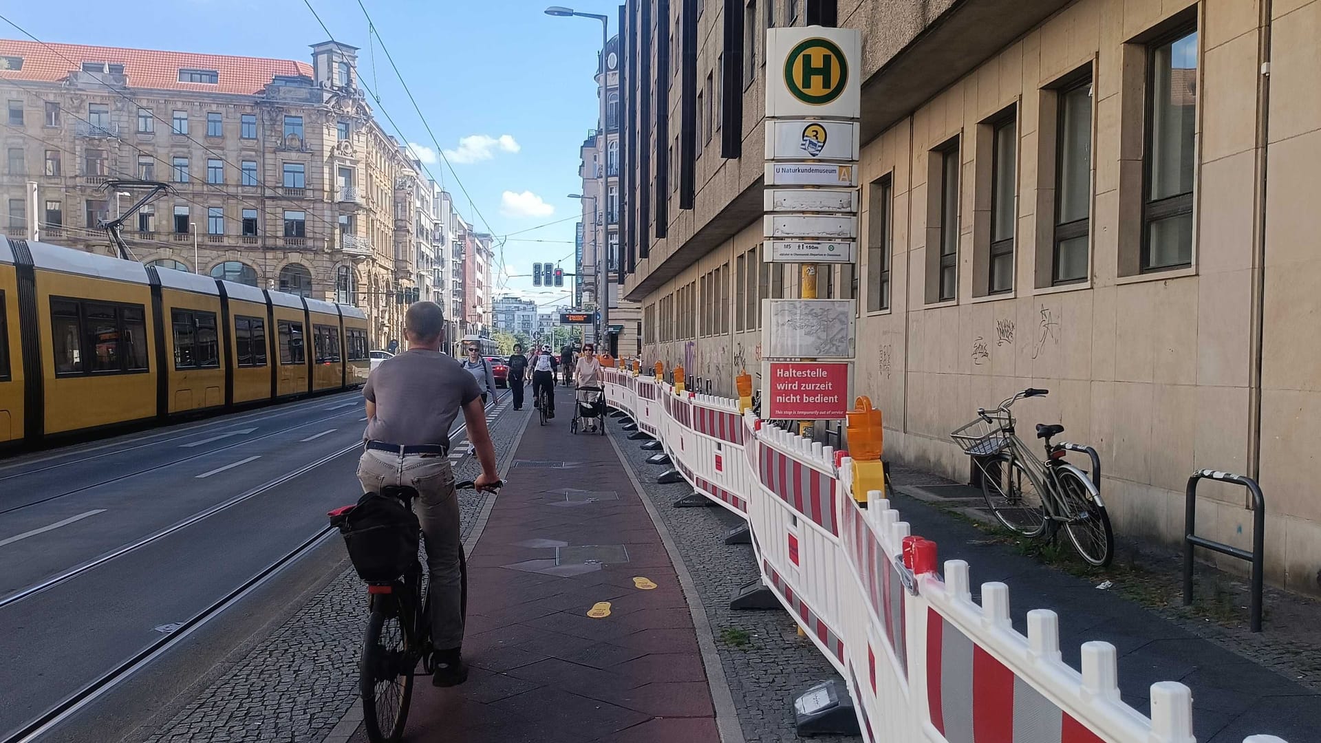 Absperrung um das gesamte Gebäude: Auf dem Radweg laufen und fahren alle durcheinander.