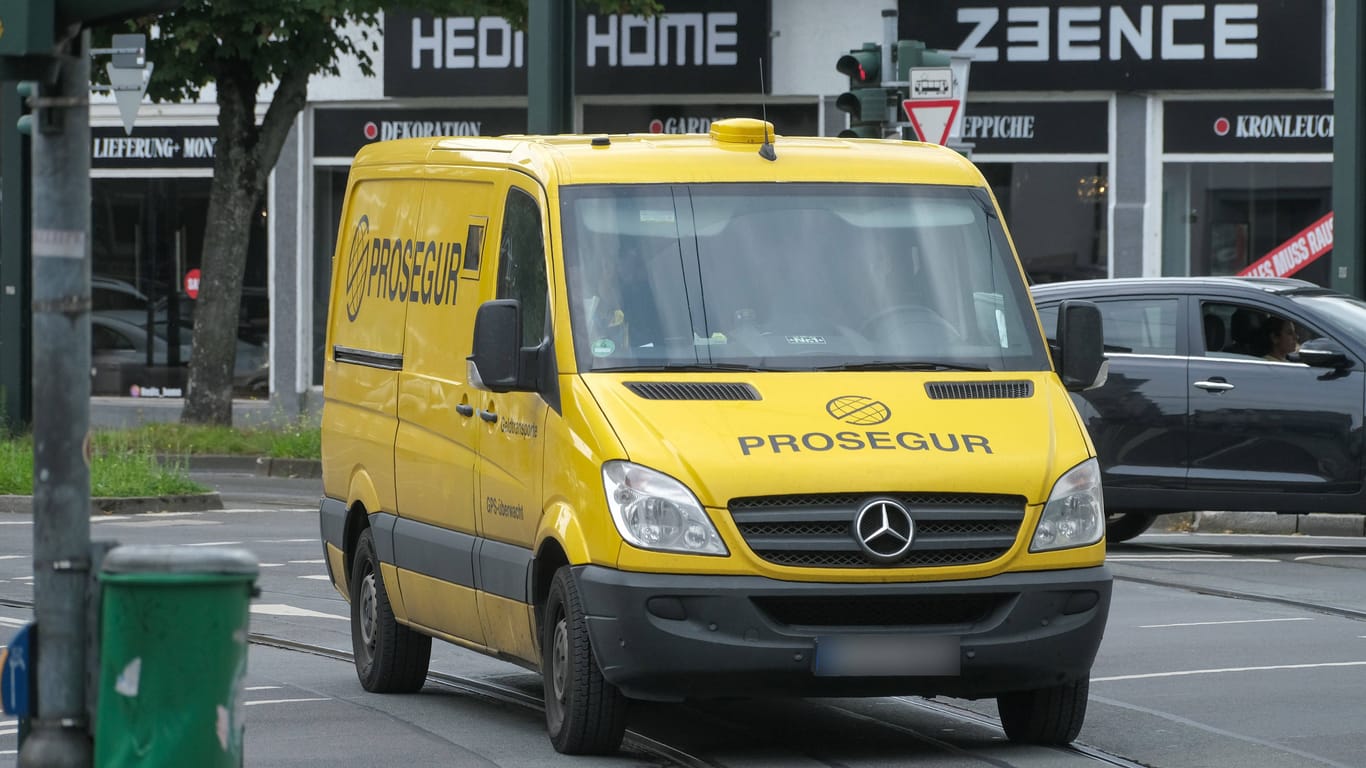 Ein Geldtransporter (Symbolbild): Der Täter habe den Fahrer überfallen, als dieser mit einem Geldkoffer auf dem Rückweg zum Fahrzeug gewesen sei, teilte die Polizei mit.