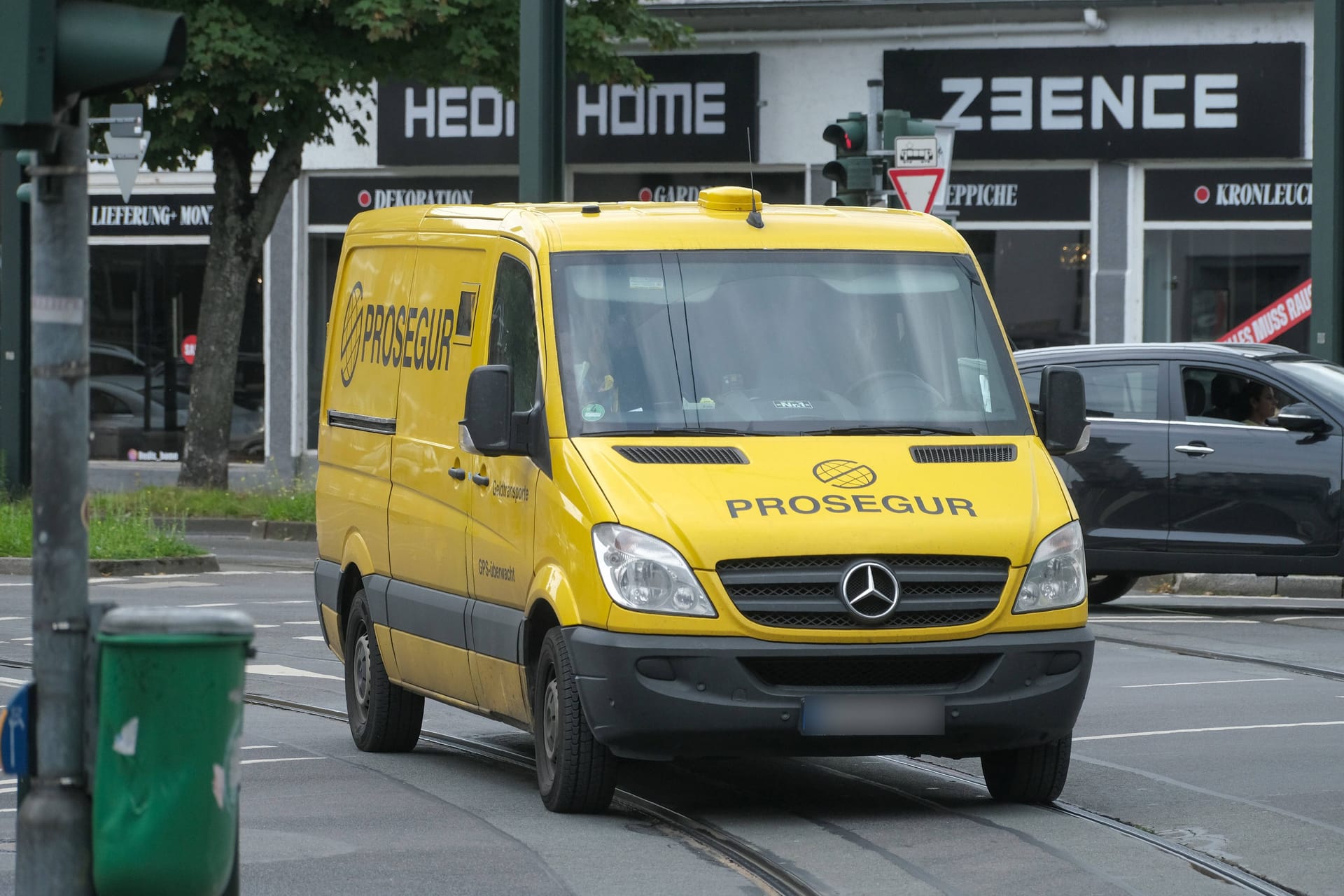 Ein Geldtransporter (Symbolbild): Der Täter habe den Fahrer überfallen, als dieser mit einem Geldkoffer auf dem Rückweg zum Fahrzeug gewesen sei, teilte die Polizei mit.