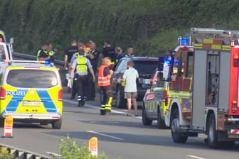 Unfallstelle an der A2: Der Mann wurde in eine Klinik gebracht.