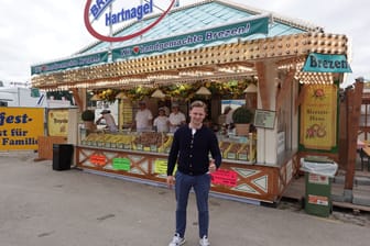 Karl Hartnagel: Gerade steht der Schausteller mit seinem Brezenstand auf dem Nürnberger Herbstvolksfest – das nächste Ziel steht bereits fest.