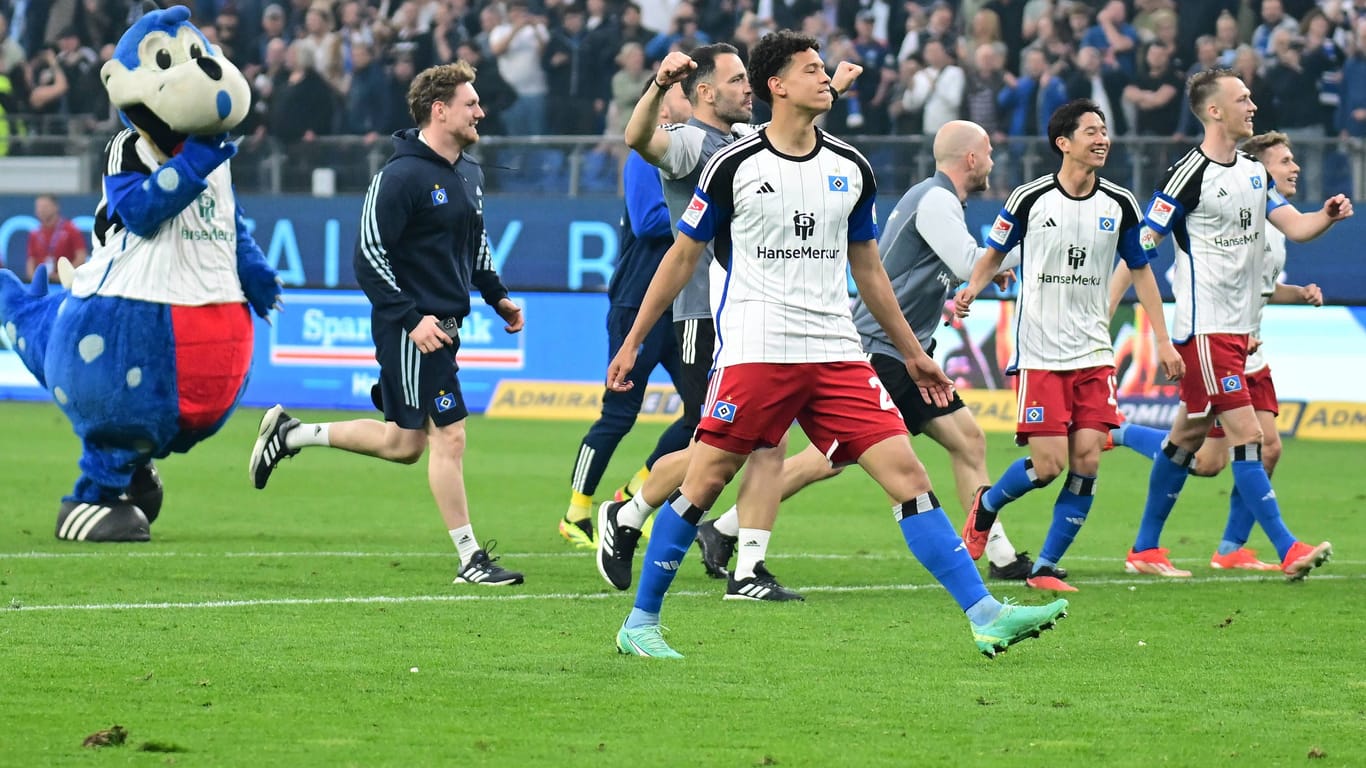 HSV-Profis und Maskottchen "Dino Hermann" feiern einen Sieg (Archivbild): Am Wochenende steht für den Verein das erste Heimspiel der Saison an.