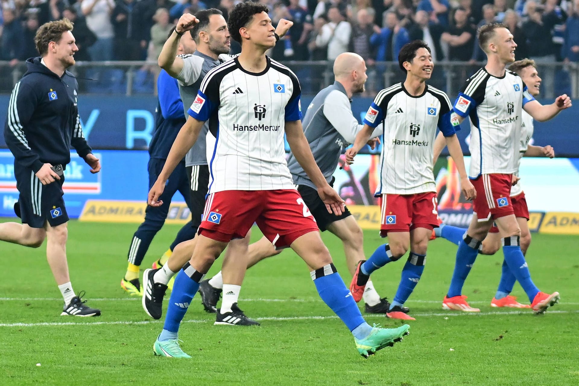 HSV-Profis und Maskottchen "Dino Hermann" feiern einen Sieg (Archivbild): Am Wochenende steht für den Verein das erste Heimspiel der Saison an.