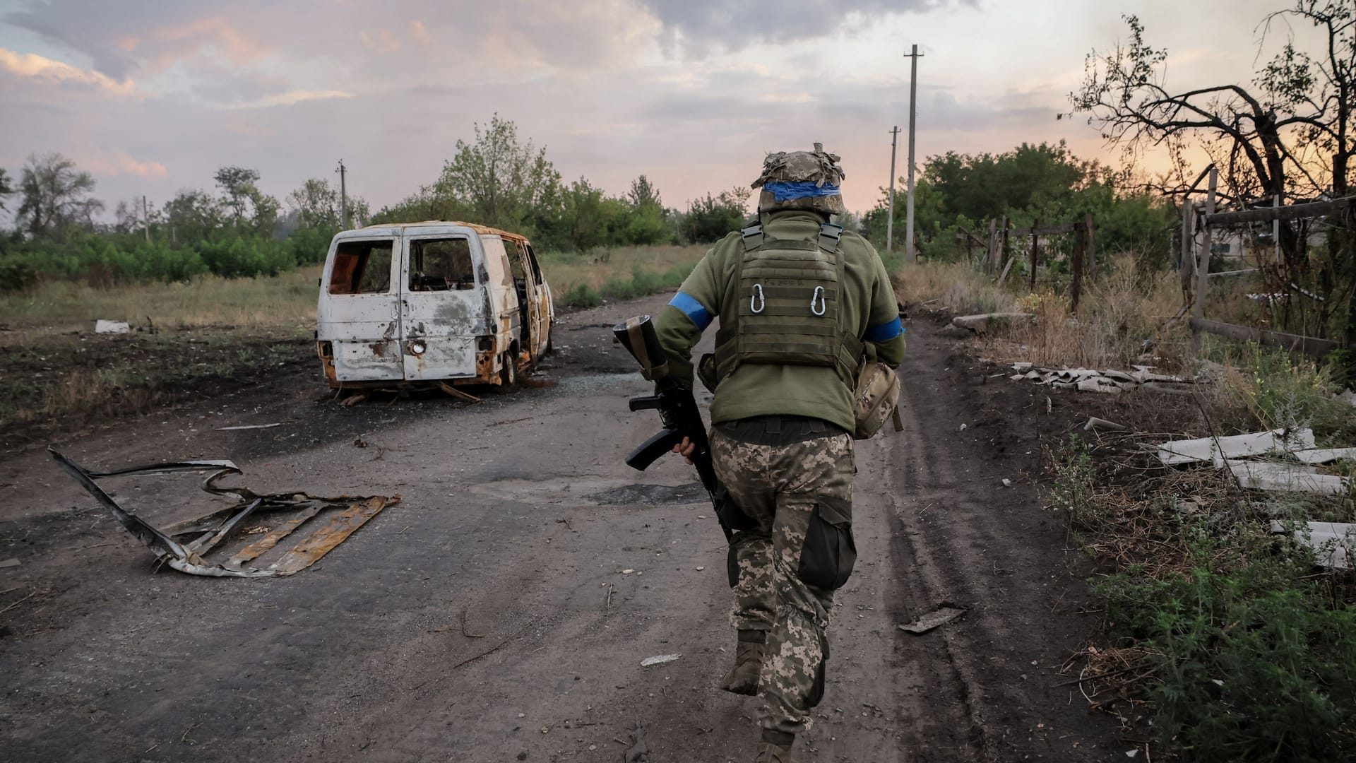 Ein ukrainischer Soldat im Oblast Donezk: Die Ukraine musste sich in den vergangenen Wochen in der Region immer weiter zurückziehen.