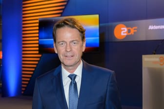 ZDF-Moderator Rudi Cerne in seinem TV-Studio (Archivfoto): Eine Vergewaltigung aus Wilhelmsburg erschüttert den Moderator.