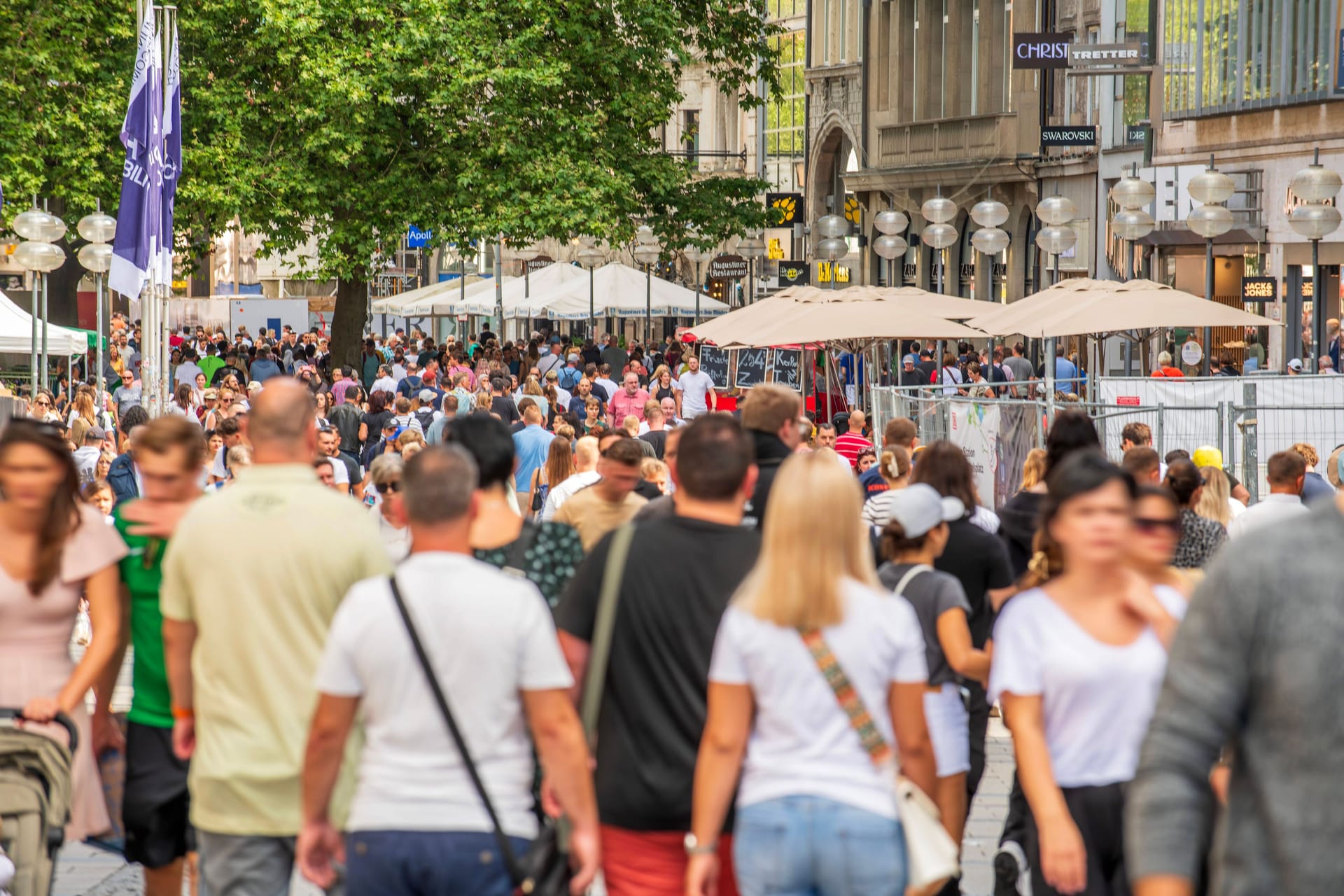 Fußgänger in München (Symbolbild): Die Änderungen im September könnten sich im Geldbeutel bemerkbar machen.