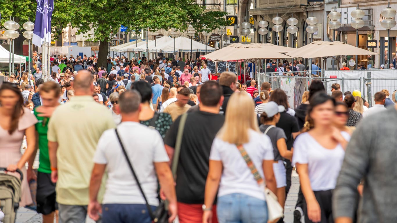 Fußgänger in München (Symbolbild): Die Änderungen im September könnten sich im Geldbeutel bemerkbar machen.