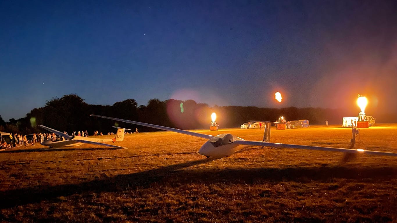 Segelflieger in Düsseldorf: Das Ballonglühen ist für 21 Uhr am Samstag geplant.