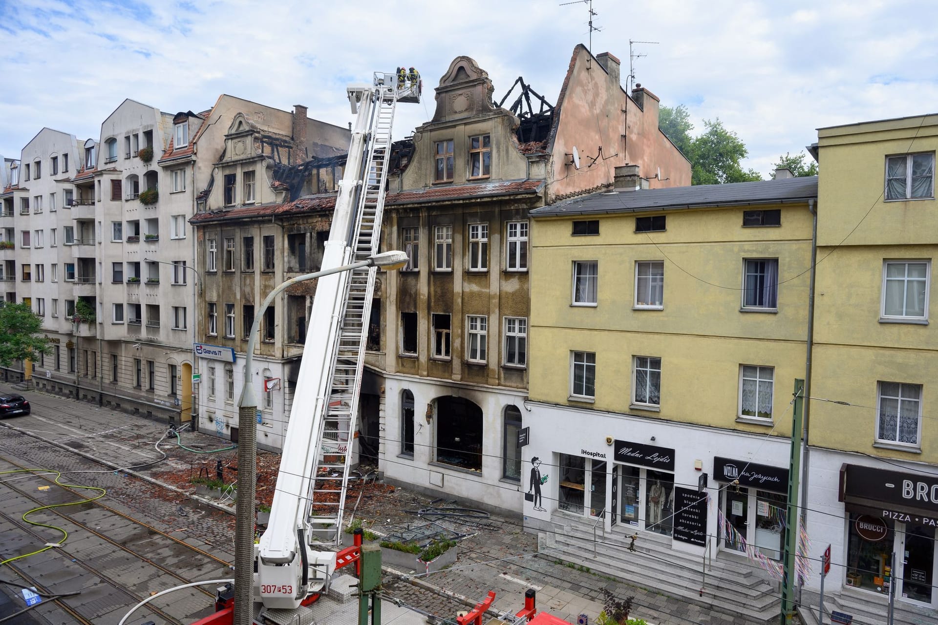 Zwei Feuerwehrleute sterben bei Rettungsarbeiten