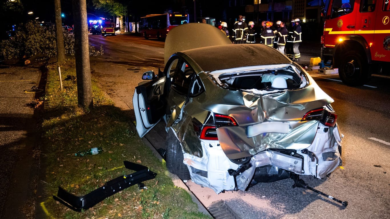 Autowrack in Billstedt an einer Unfallstelle. Bei dem schweren Verkehrsunfall haben sich acht Menschen verletzt, darunter zwei Kinder.