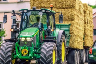 Ein Traktor (Archivbild): Auf Rügen ist eine Frau von einem Traktor erfasst und getötet worden.