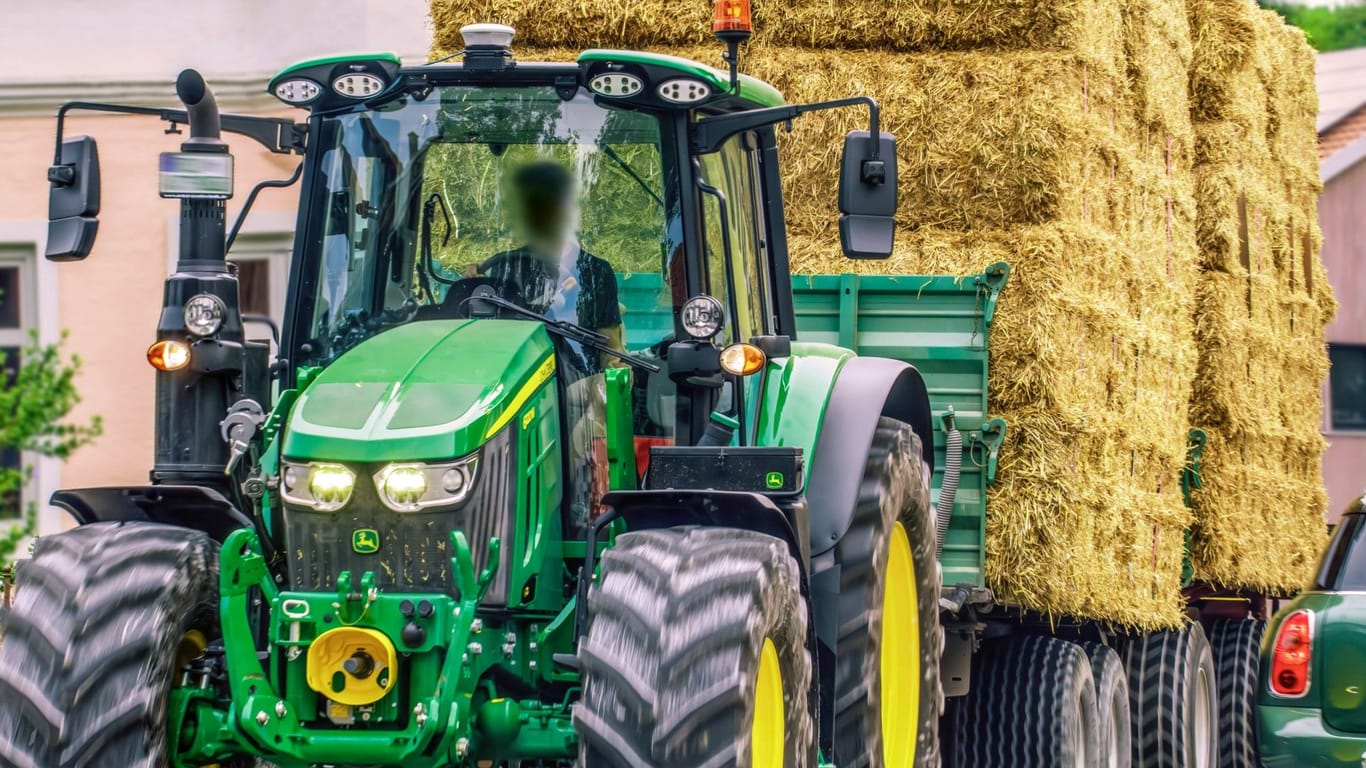 Ein Traktor (Archivbild): Auf Rügen ist eine Frau von einem Traktor erfasst und getötet worden.