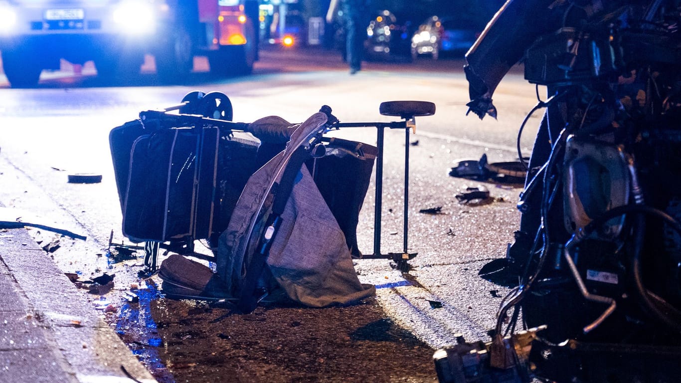 Kinderwagen an der Unfallstelle. Die Rettungskräfte ringen um das Leben eines schwer verletzten Kindes.