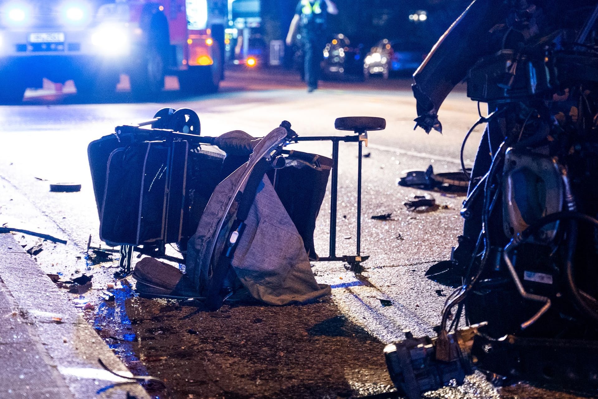 Kinderwagen an der Unfallstelle. Die Rettungskräfte ringen um das Leben eines schwer verletzten Kindes.