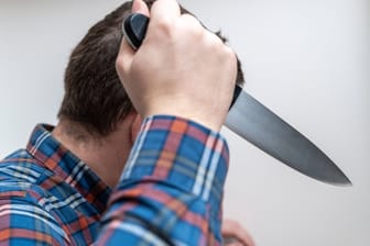 Ein Mann hält ein Messer in der Hand (Symbolbild): Gegen den Angreifer wurde ein Haftbefehl erlassen.