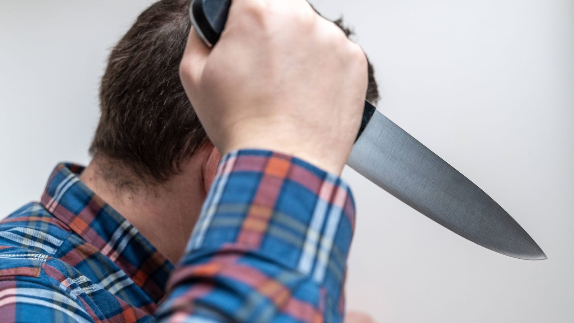 Ein Mann hält ein Messer in der Hand (Symbolbild): Gegen den Angreifer wurde ein Haftbefehl erlassen.