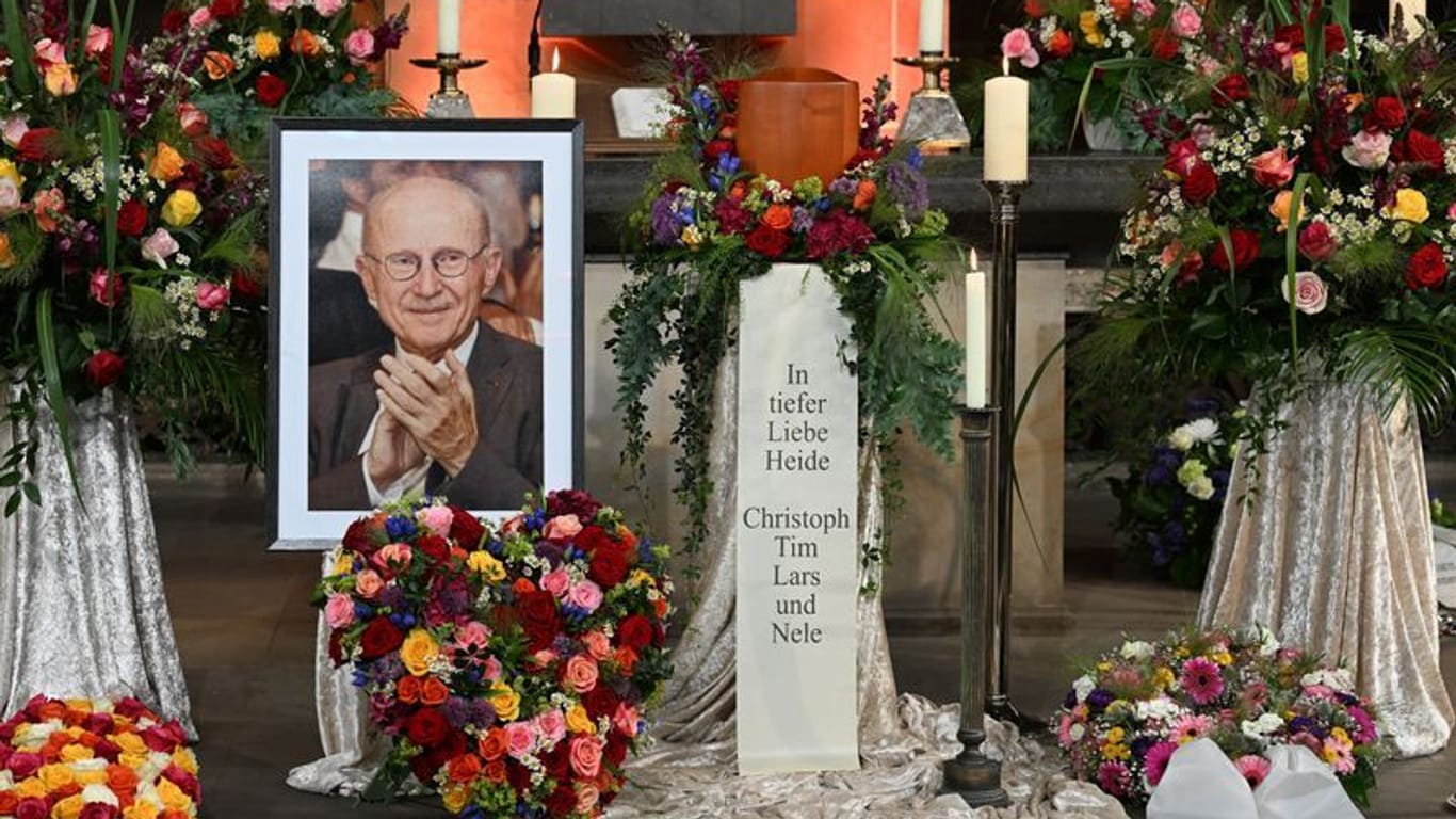 Zahlreiche Kränze liegen zur Trauerfeier von Willi Lemke im Bremer Dom.