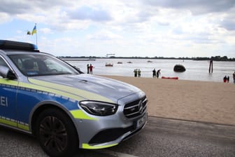 Polizeieinsatz in Blankenese: Ein Kind wurde möglicherweise von der Strömung unter Wasser gezogen.