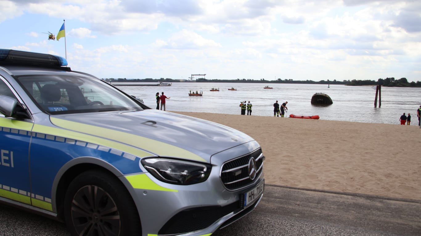 Polizeieinsatz in Blankenese: Ein Kind wurde möglicherweise von der Strömung unter Wasser gezogen.