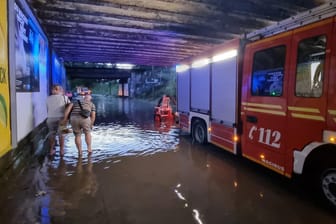 Unterführungen wurden überschwemmt, die Feuerwehr musste mit Pumpen anrücken, wie hier in Aubing.